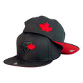 Gorra Equipos Negra con Bordado de Hoja y Visera Roja.