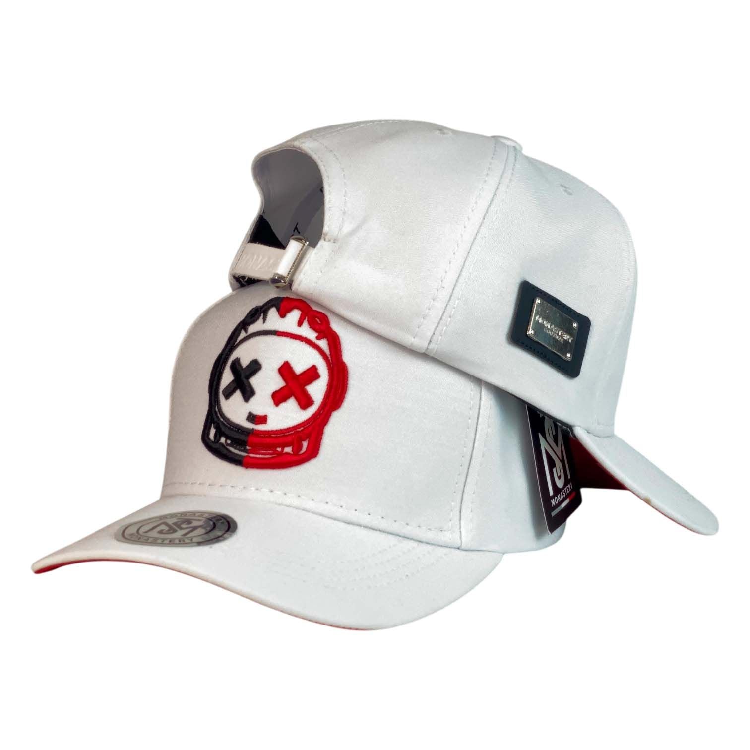 Gorra Monastery Blanca con Bordado en Relieve y Placa Metálica.
