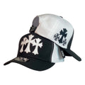 Gorra Full Caps Blanca y Negra con Bordado en Relieve y Parches Laterales.