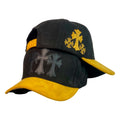 Gorra Full Caps Negra en Gamuza con Visera Amarilla y Bordado de Cruces.