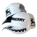 Gorra Burberry Blanca con Bordado en Relieve y Visera con Laurel.