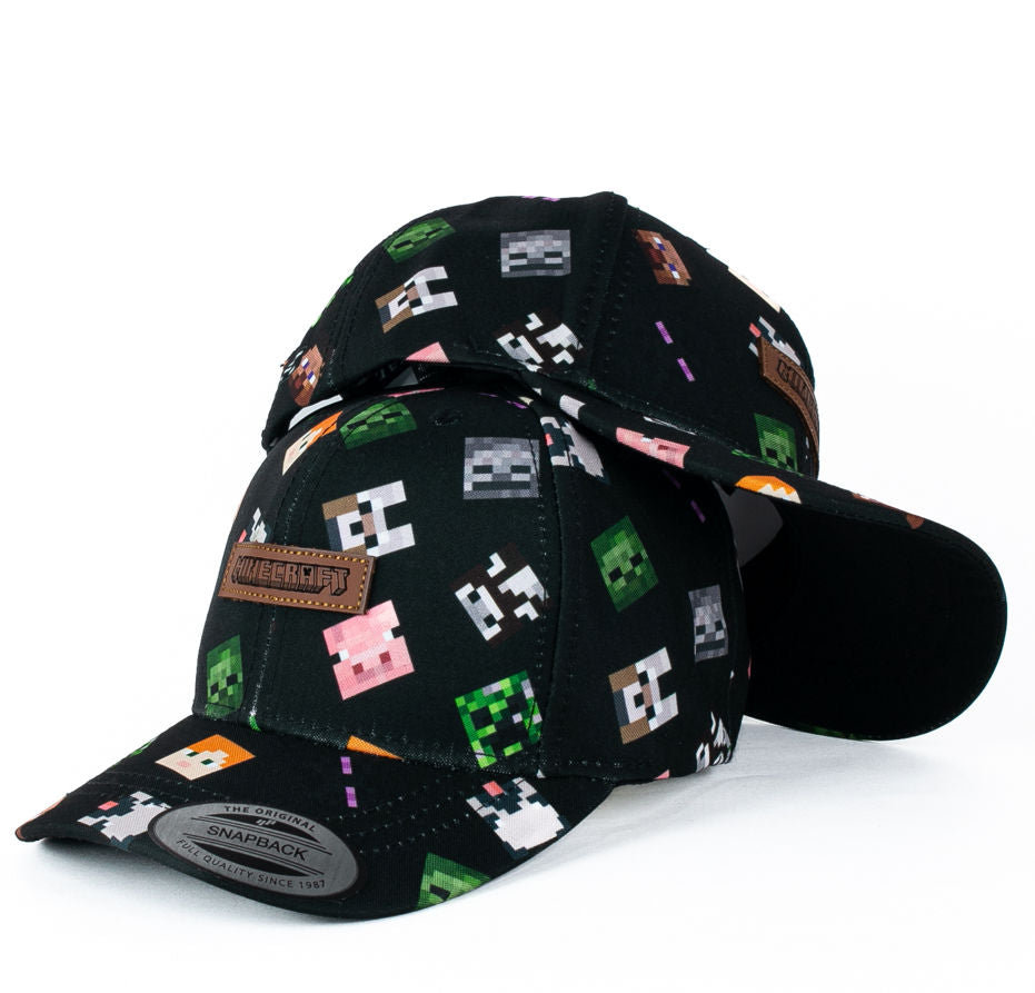 Gorra Comics Negra con Estampado y Parche de Cuero.