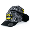Gorra COMICS Gris con Estampado de Batman y Bordado en Relieve.