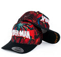 Gorra Comics Roja con Estampado y Bordado en Relieve.