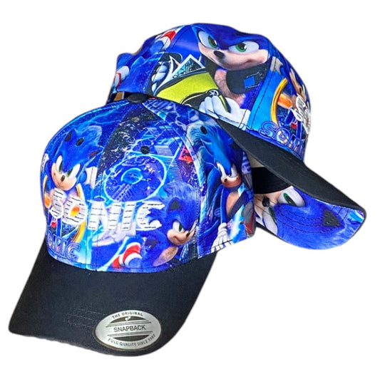 Gorra Multimarca Azul con Estampado de Sonic y Visera Negra.