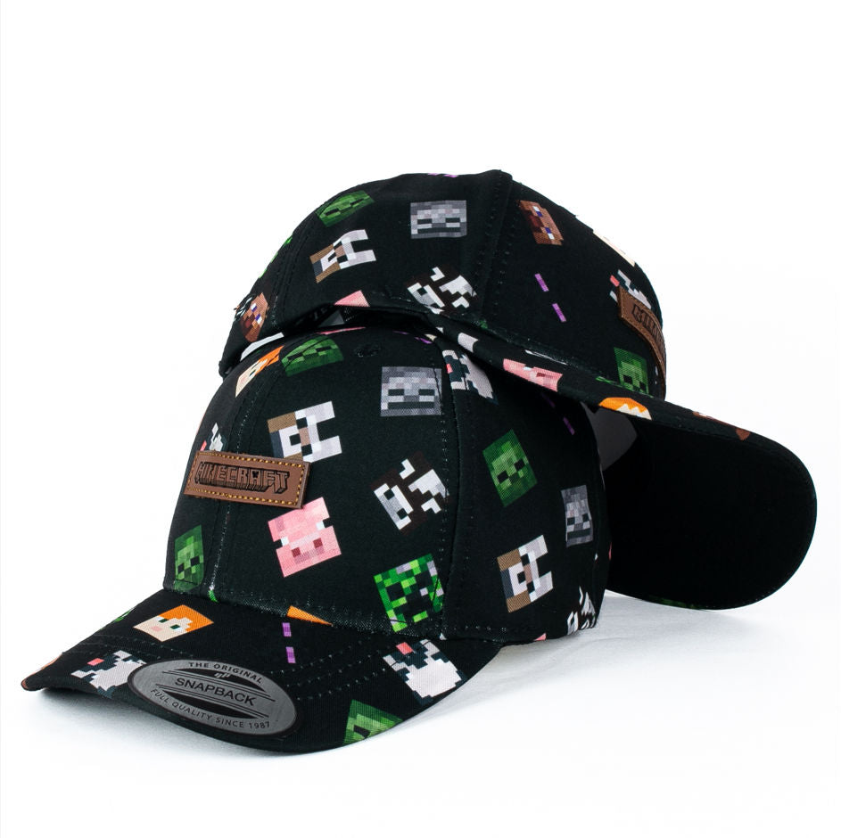 Gorra Multimarca Negra con Estampado y Parche de Cuero.