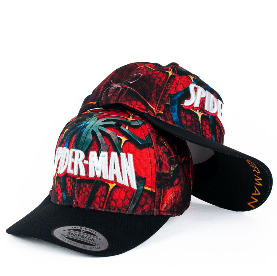 Gorra Multimarca Roja con Estampado y Bordado en Relieve.