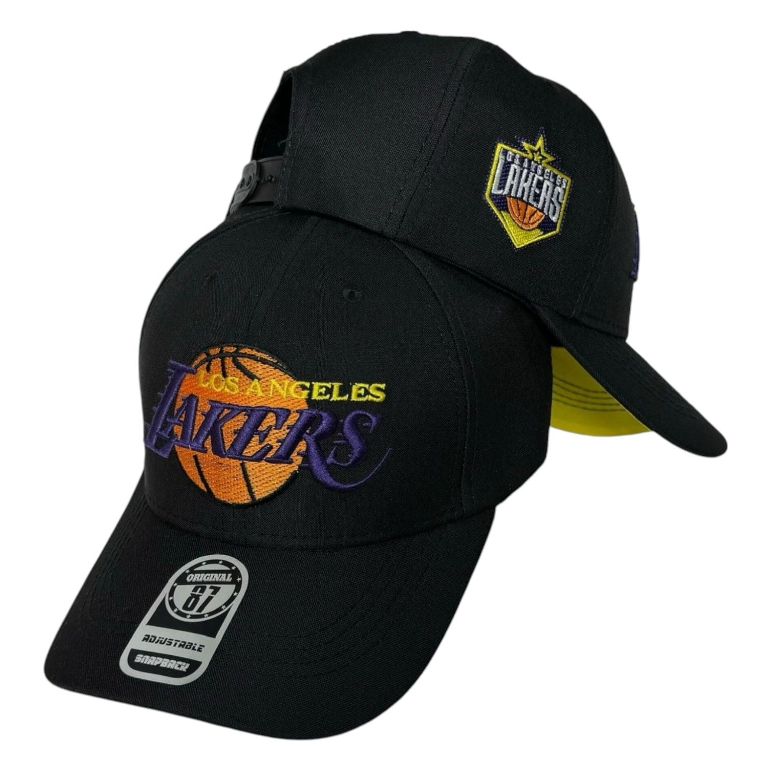 Gorra Equipos Negra con Bordado en Relieve y Visera Amarilla.