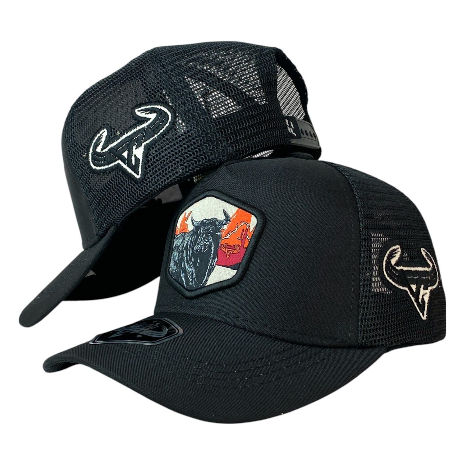 Gorra Full Corral Negra con Parche de Toro y Malla Negra.
