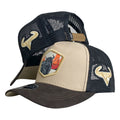 Gorra Full Corral Beige con Malla Negra y Estampado de Toro.