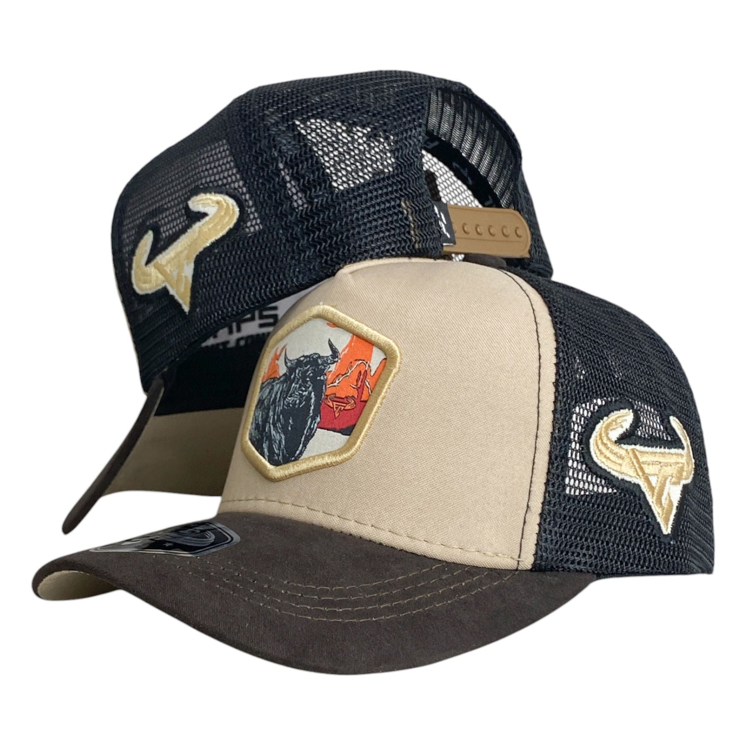 Gorra Full Corral Beige con Malla Negra y Estampado de Toro.