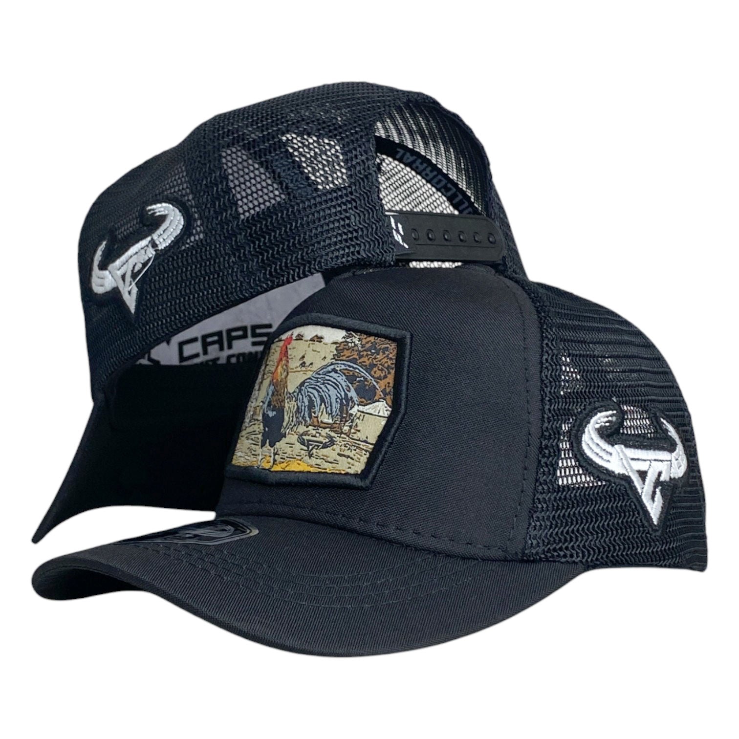 Gorra Full Corral Negra con Malla Negra y Bordado de Gallo.