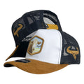 Gorra Full Corral Blanca y Negra en Gamuza con Bordado de Vaca y Visera Miel.