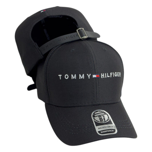 Gorra Tommy Negra con Bordado en Relieve y Cierre de Cuero.