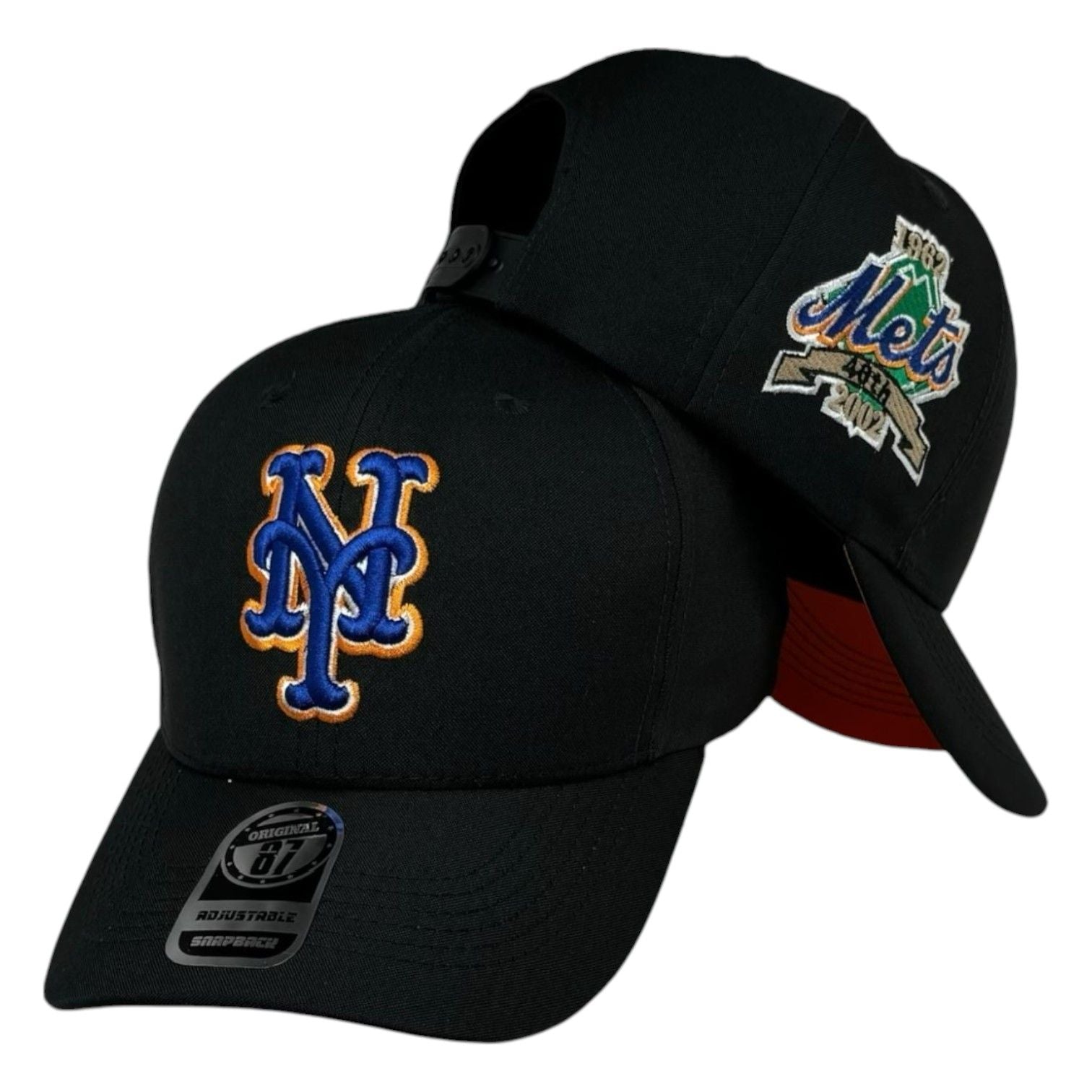 Gorra Equipos Negra con Bordado en Relieve y Visera Roja.
