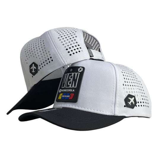 Gorra Venezuela Blanca con paneles perforados y parche de goma.