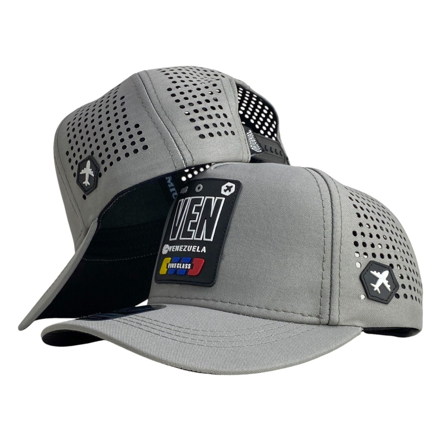 Gorra Venezuela Gris con paneles perforados y parche de goma.