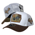 Gorra Full Corral Blanca en Gamuza con Parche de Gallo y Malla Blanca.