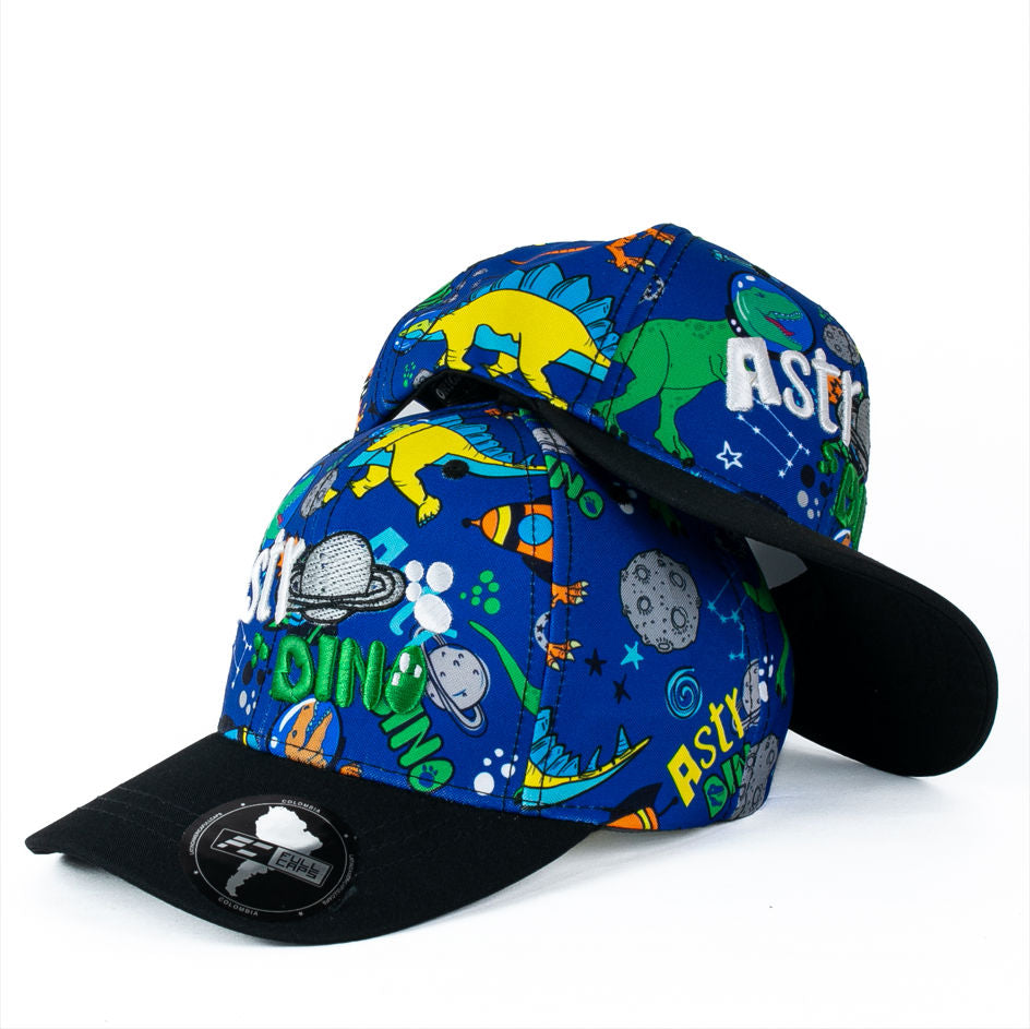 Gorra Full Caps Niño Azul con Estampado de Dinosaurios y Visera Negra.