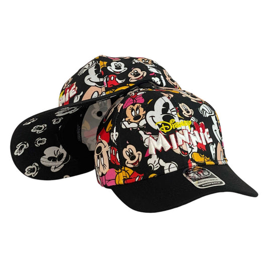 Gorra Multimarca Negra con Estampado de Personajes y Bordado en Relieve.