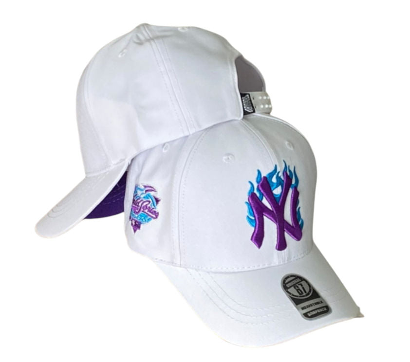 Gorra Equipos Blanca con Bordado en Relieve y Visera Morada.