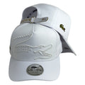 Gorra Lacoste Blanca con Bordado en Relieve y Cierre de Cuero.