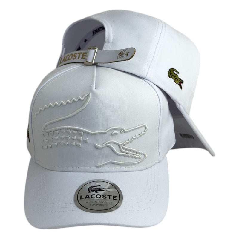 Gorra Lacoste Blanca con Bordado en Relieve y Cierre de Cuero.