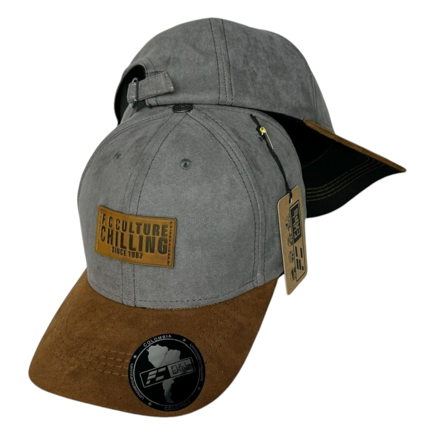 Gorra Full Caps Gris en Gamuza con Visera Marrón y Parche de Cuero.