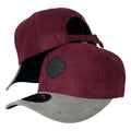Gorra Full Caps Vinotinto en Gamuza con Visera Gris y Parche Hexagonal.