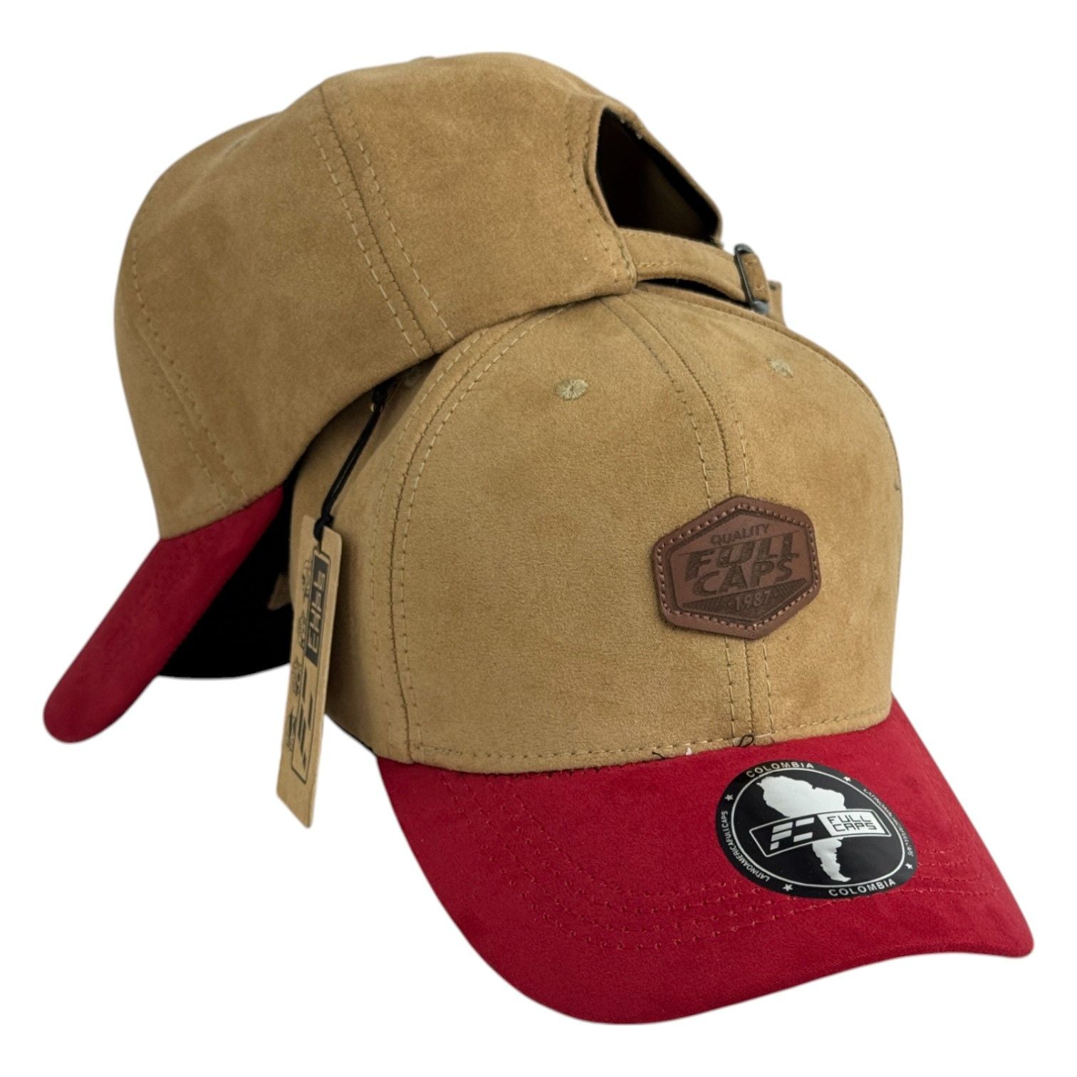 Gorra Full Caps Beige en Gamuza con Visera Roja y Parche de Cuero.