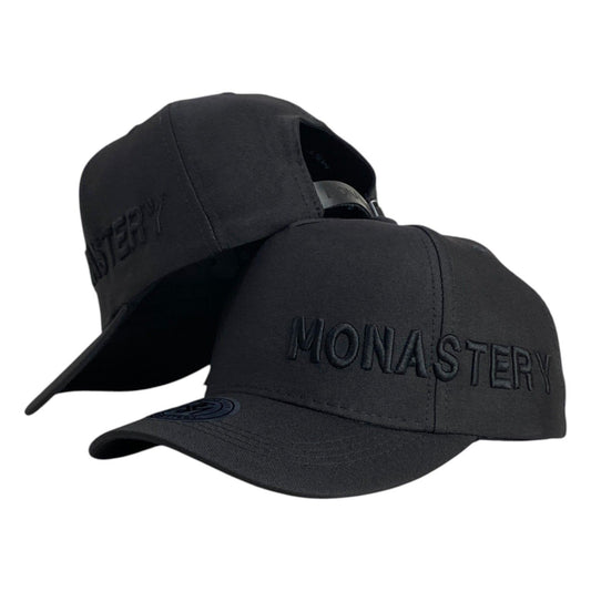 Gorra Monastery Negra con Bordado en Relieve y Cierre de Cuero.