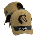 Gorra Full Corral Beige en Gamuza con Bordado de Caballo y Visera Negra.