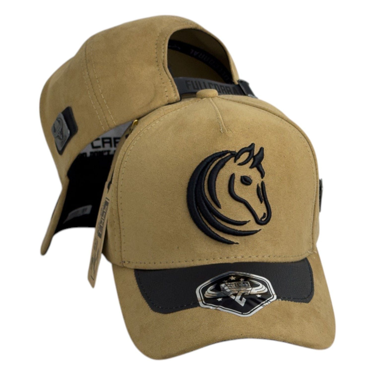 Gorra Full Corral Beige en Gamuza con Bordado de Caballo y Visera Negra.