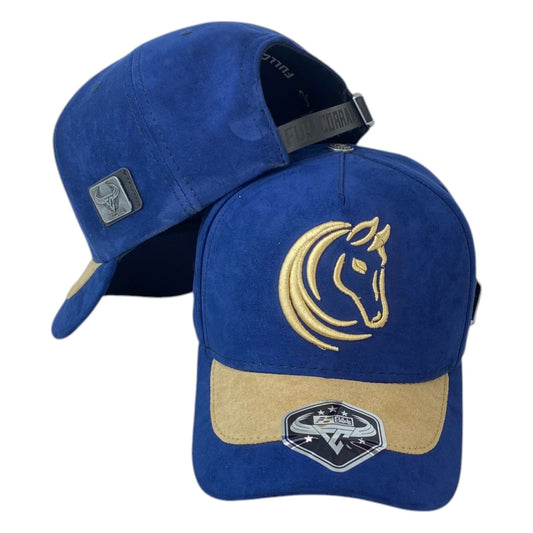 Gorra Full Corral Azul en Gamuza con Bordado de Caballo y Visera Beige.