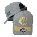 Gorra Full Corral Gris en Gamuza con Bordado de Caballo y Visera Miel.