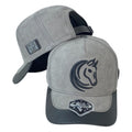 Gorra Full Corral Gris en Gamuza con Bordado de Caballo y Visera de Cuero.