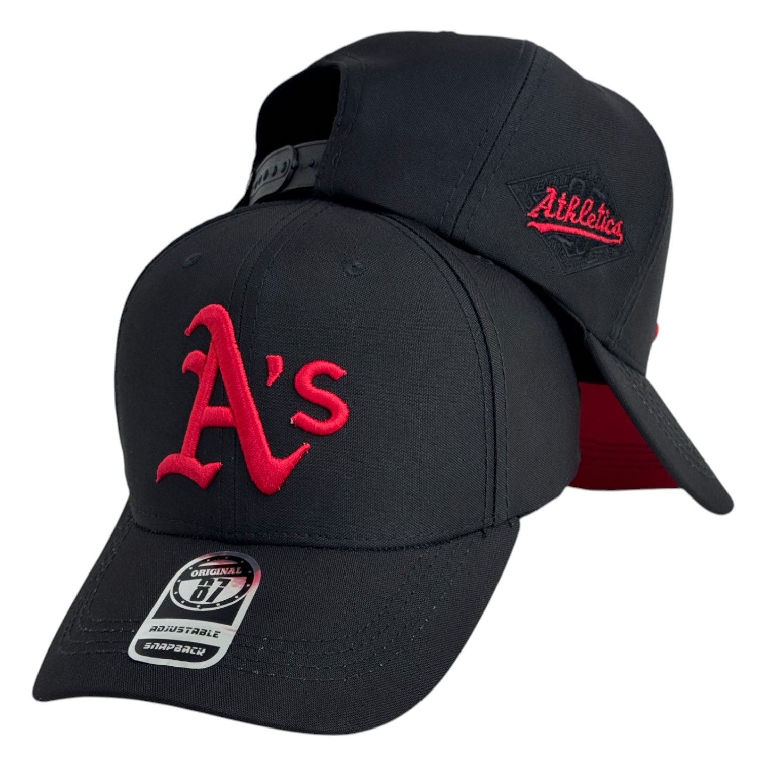 Gorra Equipos Negra con Bordado en Relieve y Visera Roja.
