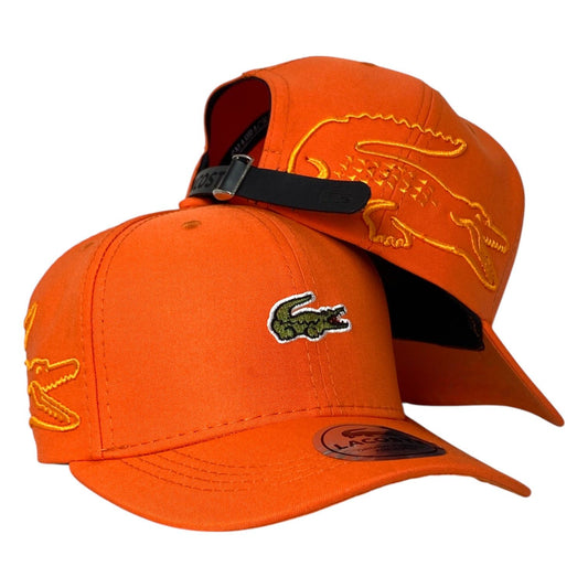 Gorra Lacoste Naranja con Bordado en Relieve y Cierre de Cuero.