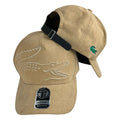 Gorra Lacoste Beige en Gamuza con Bordado en Relieve y Cierre de Cuero.