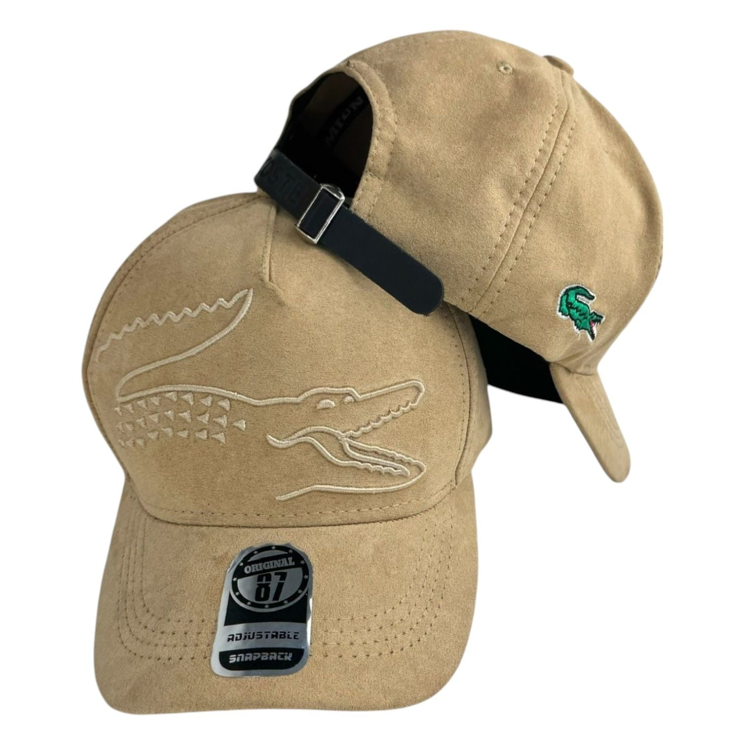 Gorra Lacoste Beige en Gamuza con Bordado en Relieve y Cierre de Cuero.
