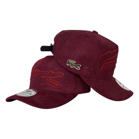 Gorra Lacoste Vino en Gamuza con Bordado en Relieve y Logo Lateral.