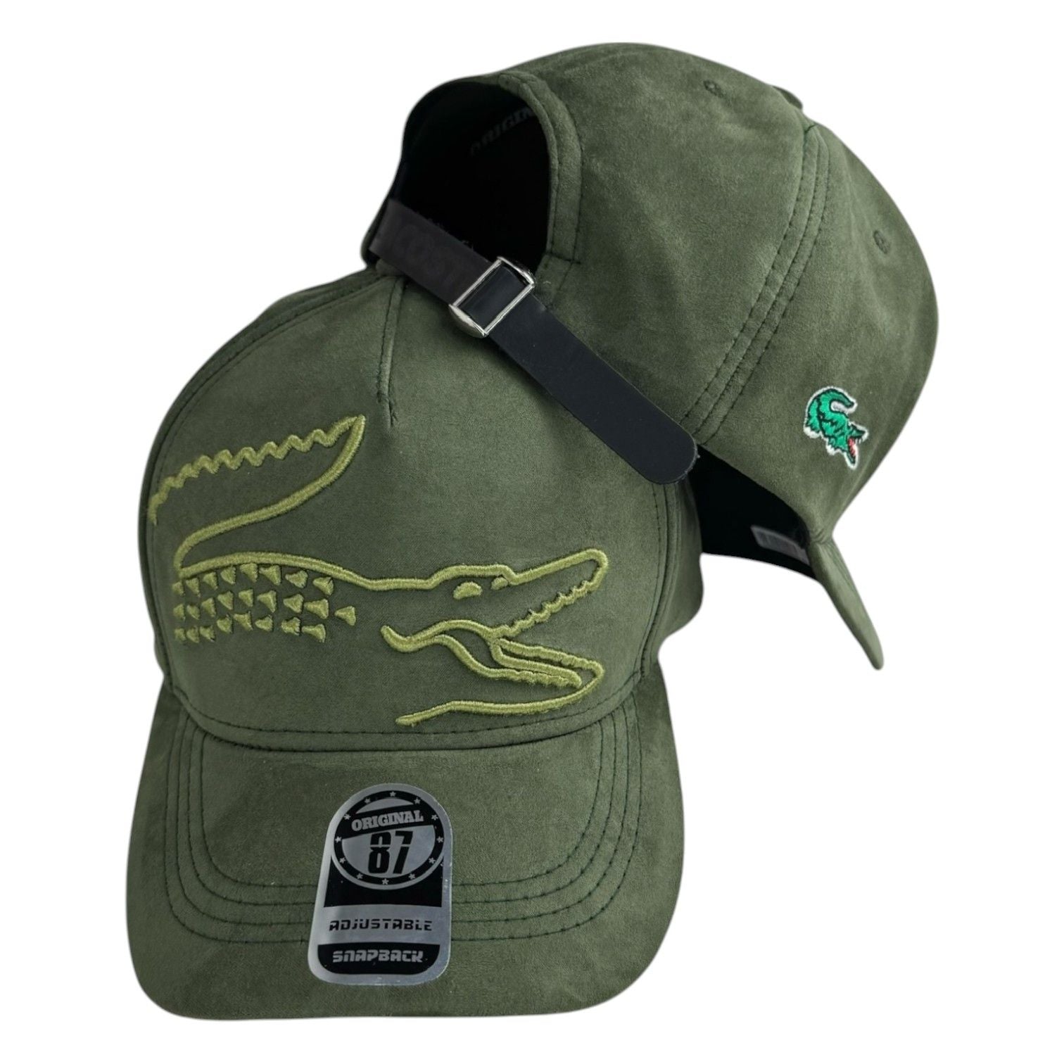 Gorra Lacoste Verde en Gamuza con Bordado en Relieve y Cierre de Cuero.