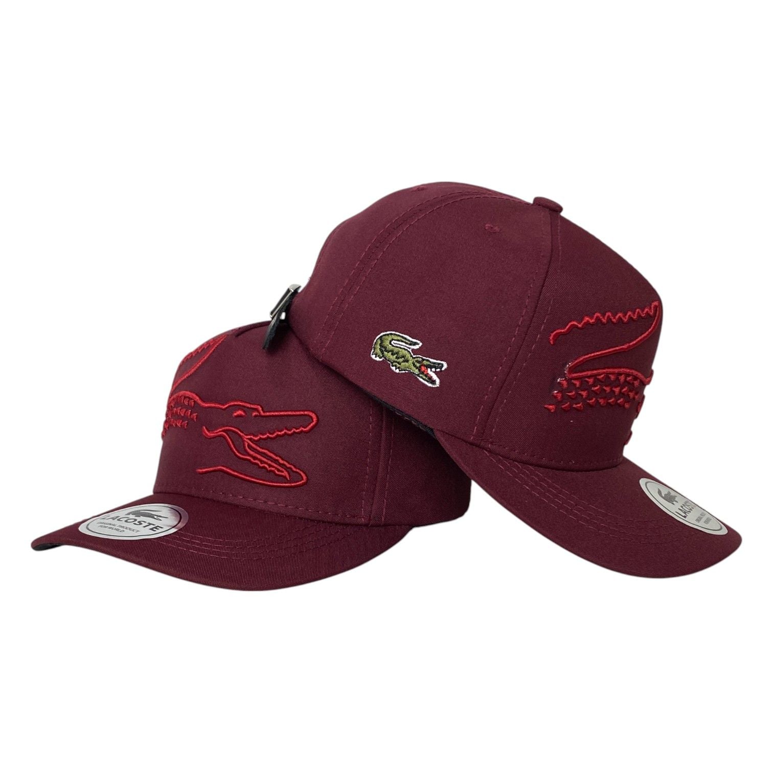 Gorra Lacoste Vinotinto con Bordado en Relieve y Bordado de Alta Densidad.