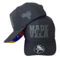 Gorra Venezuela Negra con Estampado en Relieve y Visera Estampada.