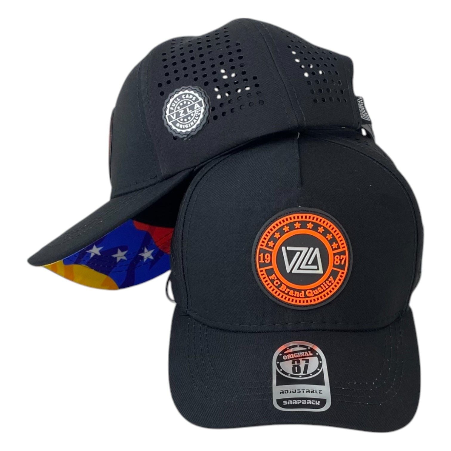 Gorra Venezuela Negra con paneles perforados y estampado tricolor en la visera.