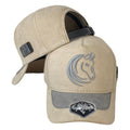 Gorra Full Corral Beige en Gamuza con Bordado en Relieve y Visera Gris.