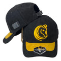 Gorra Full Corral Negra en Gamuza con Bordado de Caballo y Visera Amarilla.