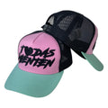 Gorra Full Caps Rosa con Malla Negra y Bordado en Relieve.