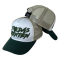 Gorra Full Caps Blanca y Verde con Malla Beige y Bordado en Relieve.