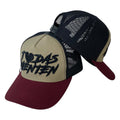 Gorra Full Caps Beige con Malla Negra y Bordado en Relieve.